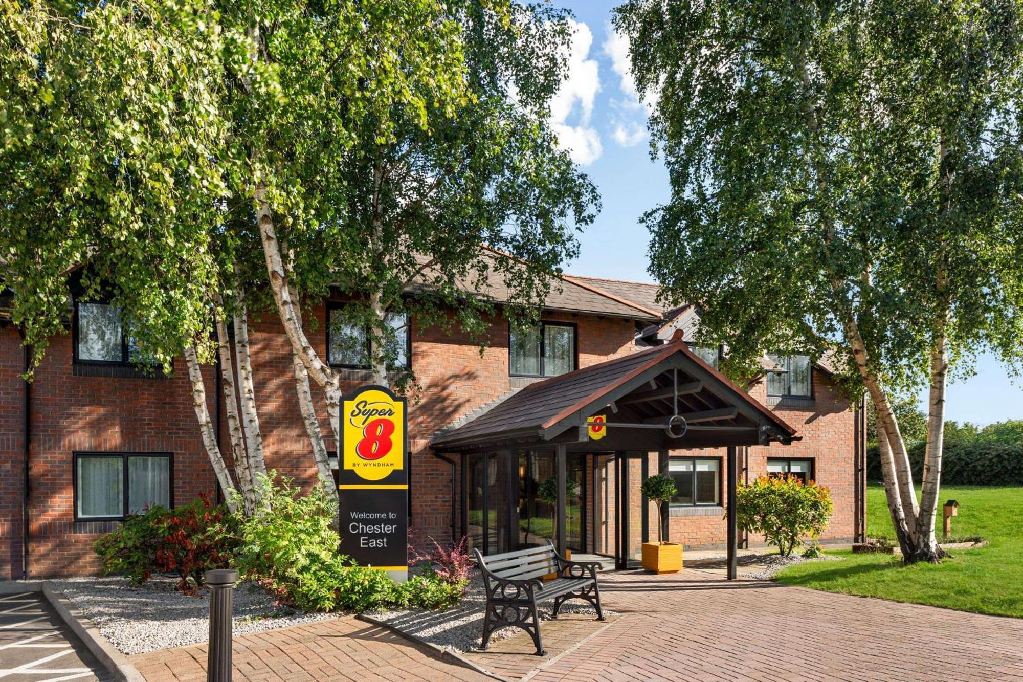 Super 8 By Wyndham Chester East Εξωτερικό φωτογραφία