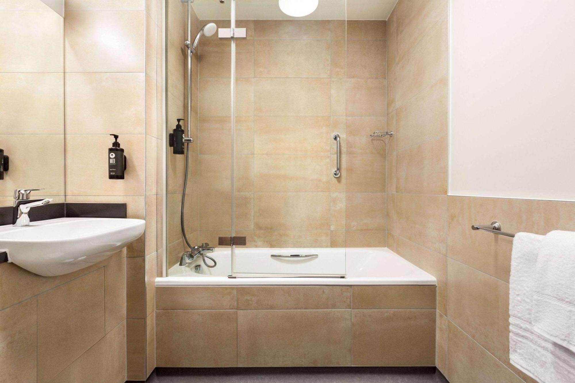 Super 8 By Wyndham Chester East Δωμάτιο φωτογραφία